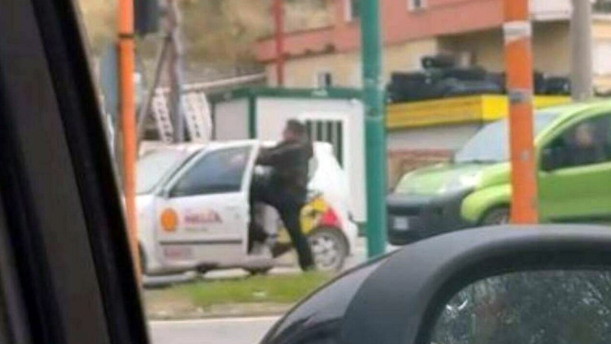 Se le danno di santa ragione al semaforo, tutto ripreso in un video