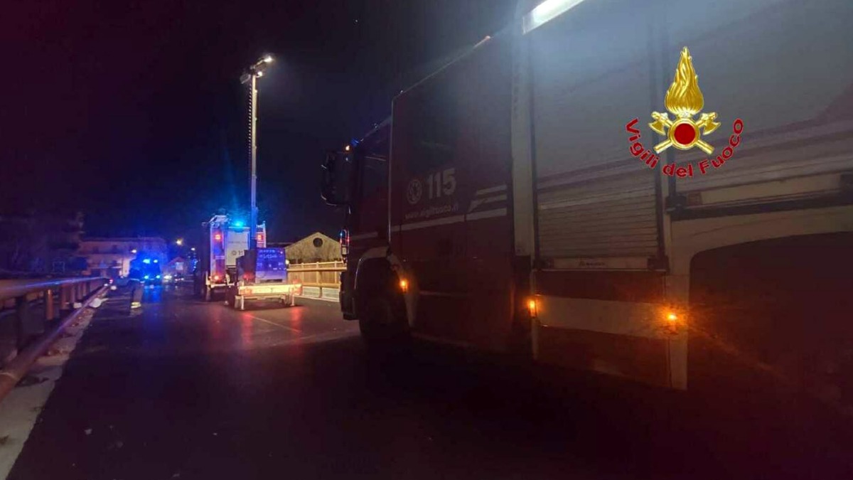 Si lancia nel fiume, è corsa contro il tempo - 