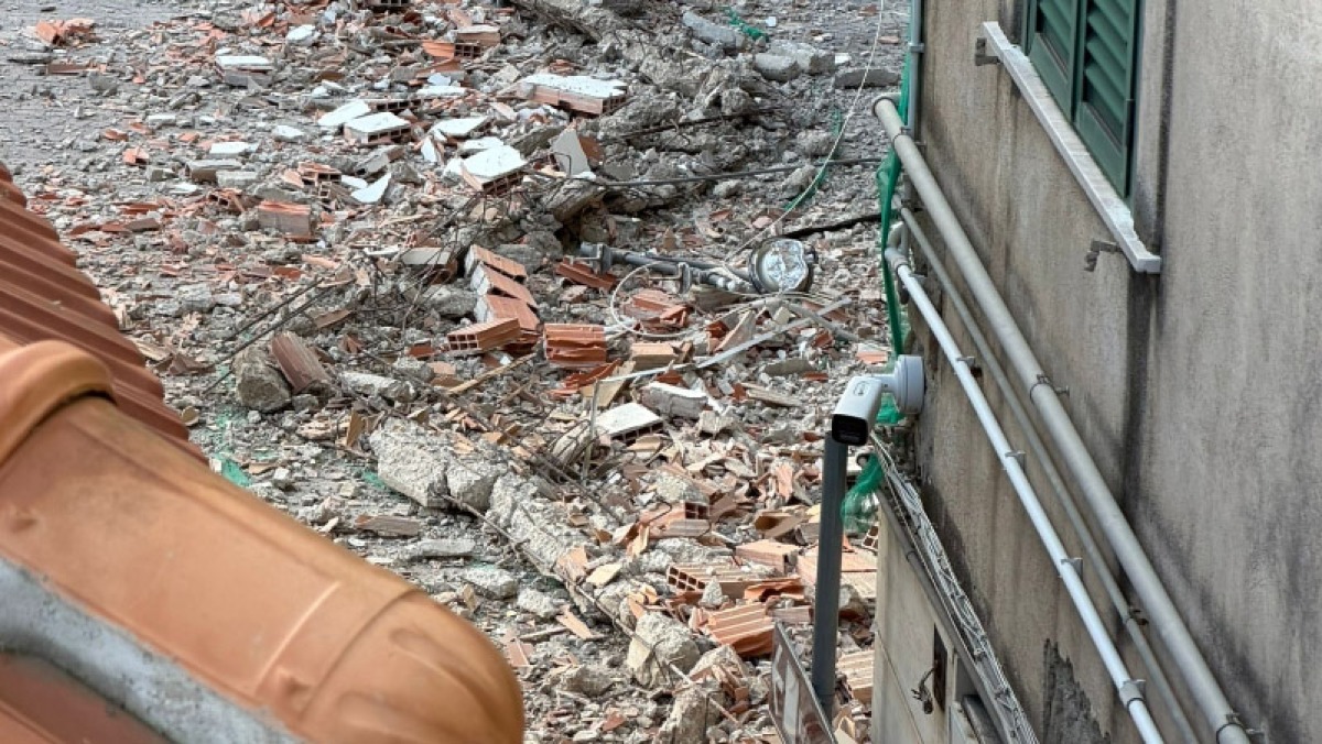 Cede il muro del Palazzo Storico a Vietri - 