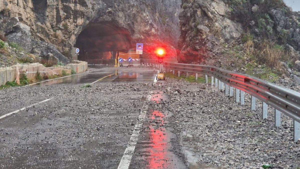La mareggiata fa sbriciolare la strada sulla Statale - 