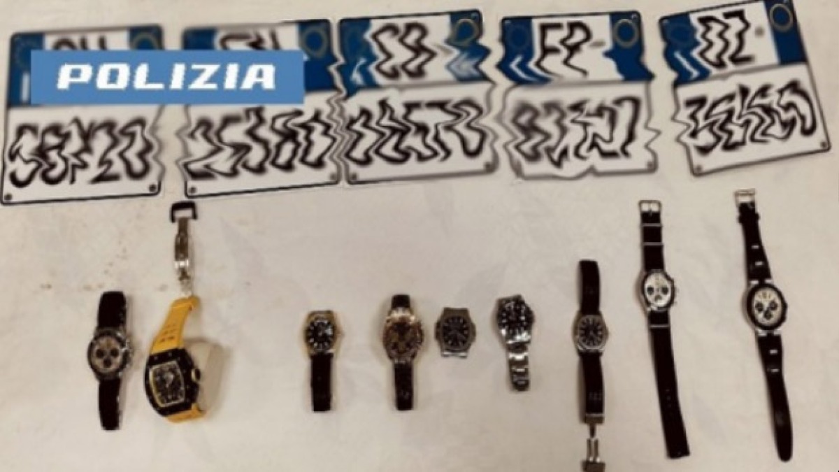 Giovane donna sorpresa con targhe false e orologi sospetti - 