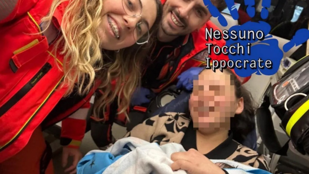 Il figlio decide di nascere subito, donna partoriesce in casa - 