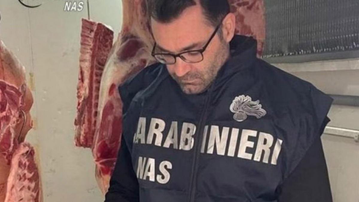 Ragnatele e muffa nel supermercato, scattano i provvedimenti - 