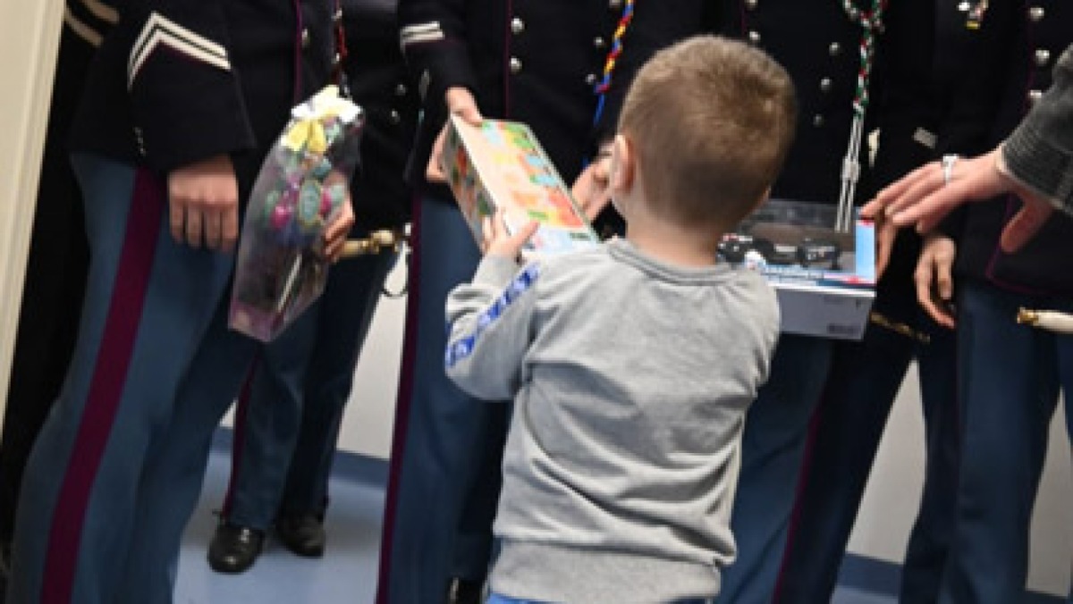 Gli allievi della Nunziatella visitano i bimbi oncologici - 