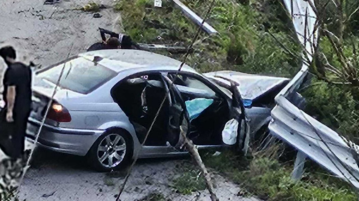 Auto sbatte contro il guardrail e si distrugge - 