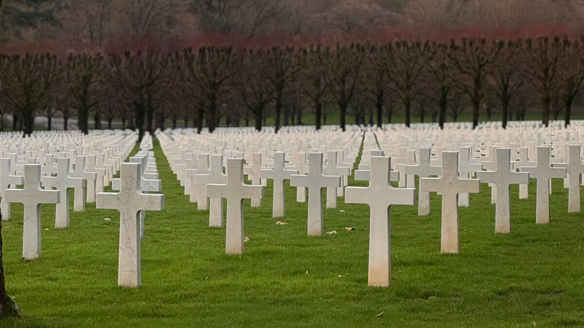 Saltano in aria due tombini al cimitero - 