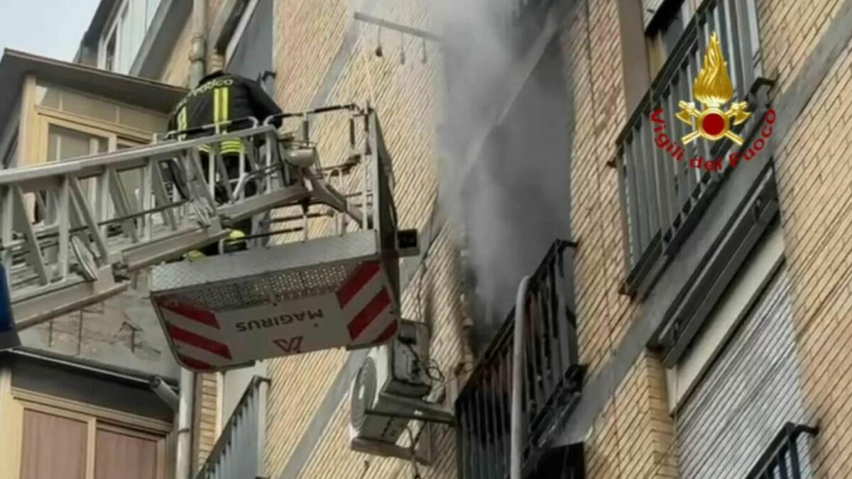 Fiamme al quinto piano di un hotel, quattro persone bloccate - 