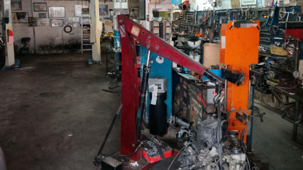 Sigilli a maxi-officina abusiva - 