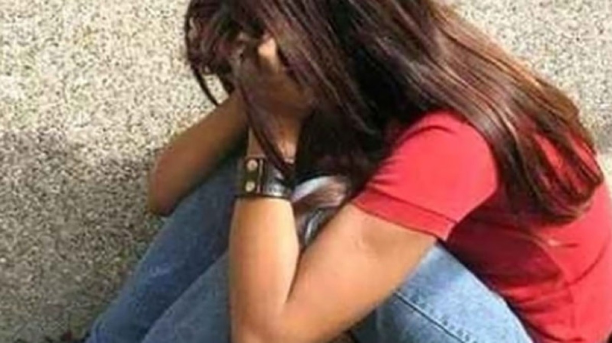 Una 18enne con un marsupio contenente droga e coltello - 