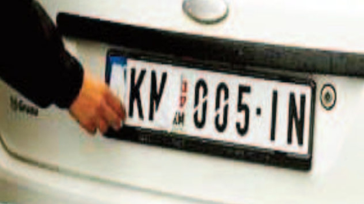 Blitz nel covo, scoperti sirena della polizia e targhe straniere - 