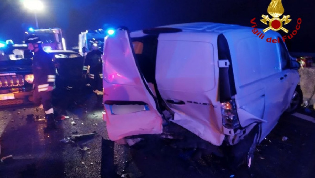 Frontale tra auto e furgone, c'è una vittima - 