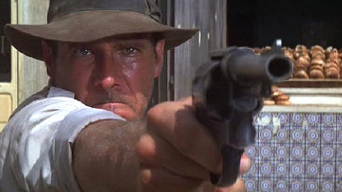 Va in giro con il figlioletto e una pistola come quella di Indiana Jones - 