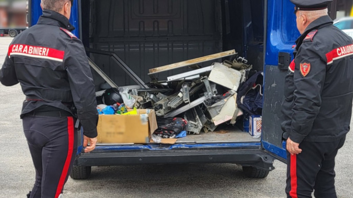 I ladri vanno a rubare gli infissi dalle case - 