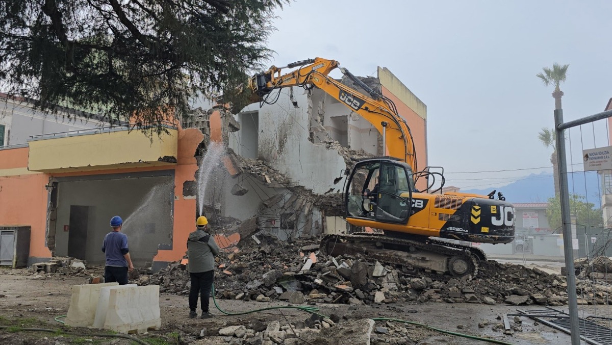 Demolito edificio a Piazza Vargas, nascerà un nuovo asilo a Boscoreale - 