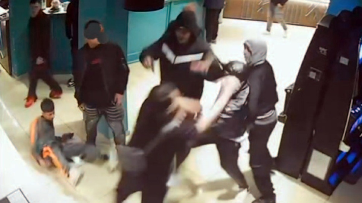 Se le danno di santa ragione nel bar, poi escono fuori per concludere - 