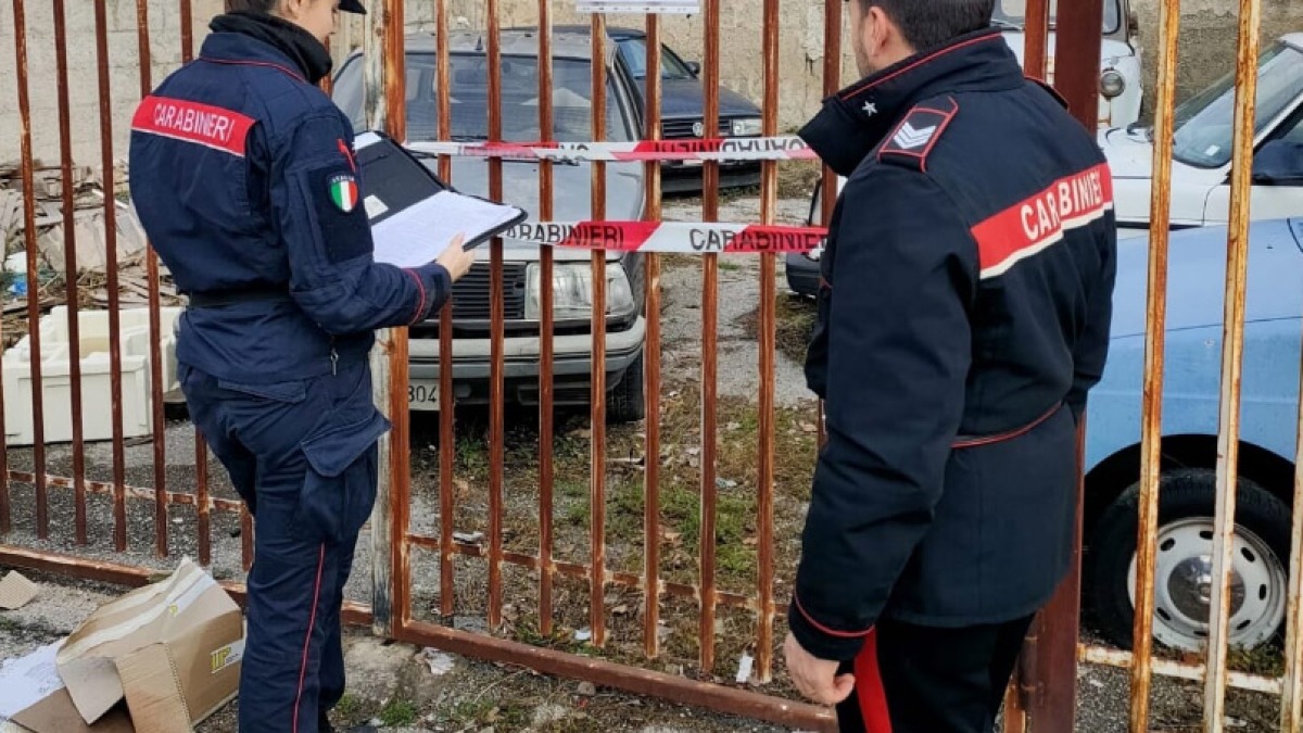 Scoperte 50 auto abbandonate in un terreno - 