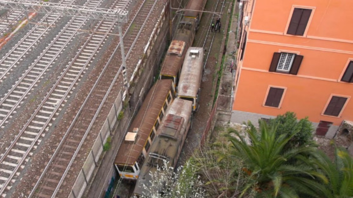 Treno deraglia e ne investe un altro - 