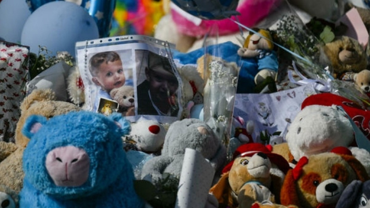 Donna ruba uno dei peluche di Domenico davanti al Monaldi - 