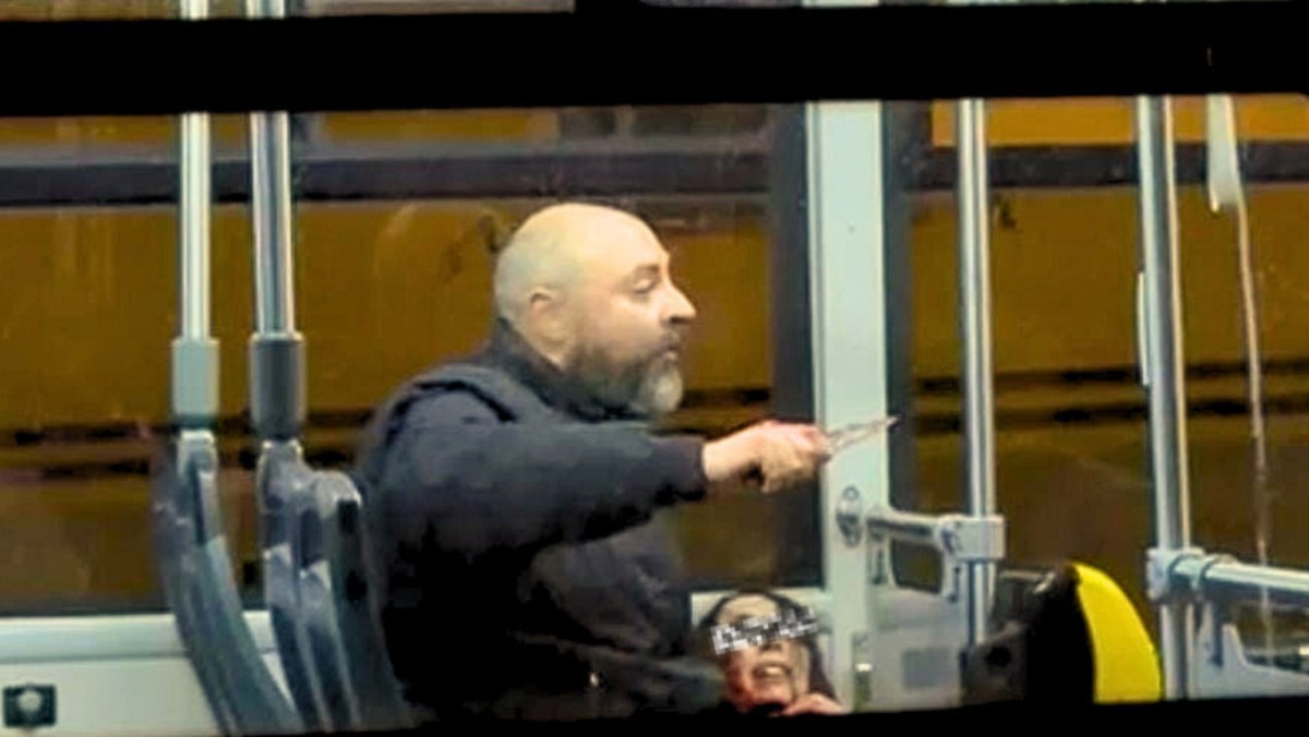 Squilibrato accoltella una giovane avvocato sul bus - 