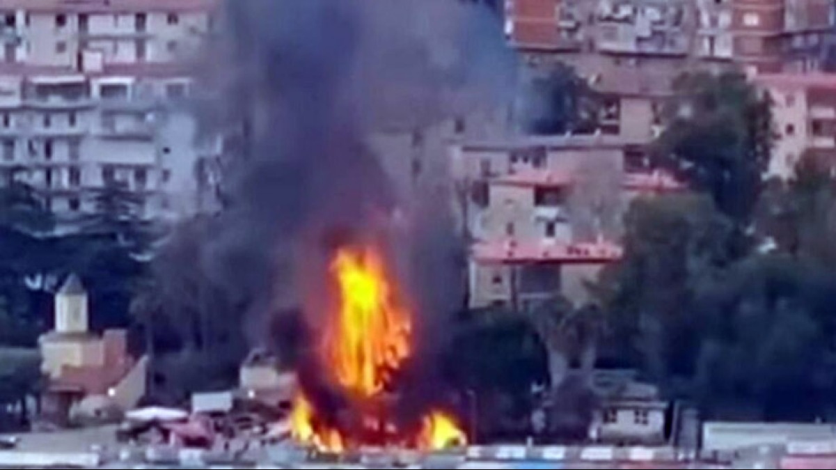 In fiamme il mercatino, fumo altissimo visibile da tutta Napoli - 