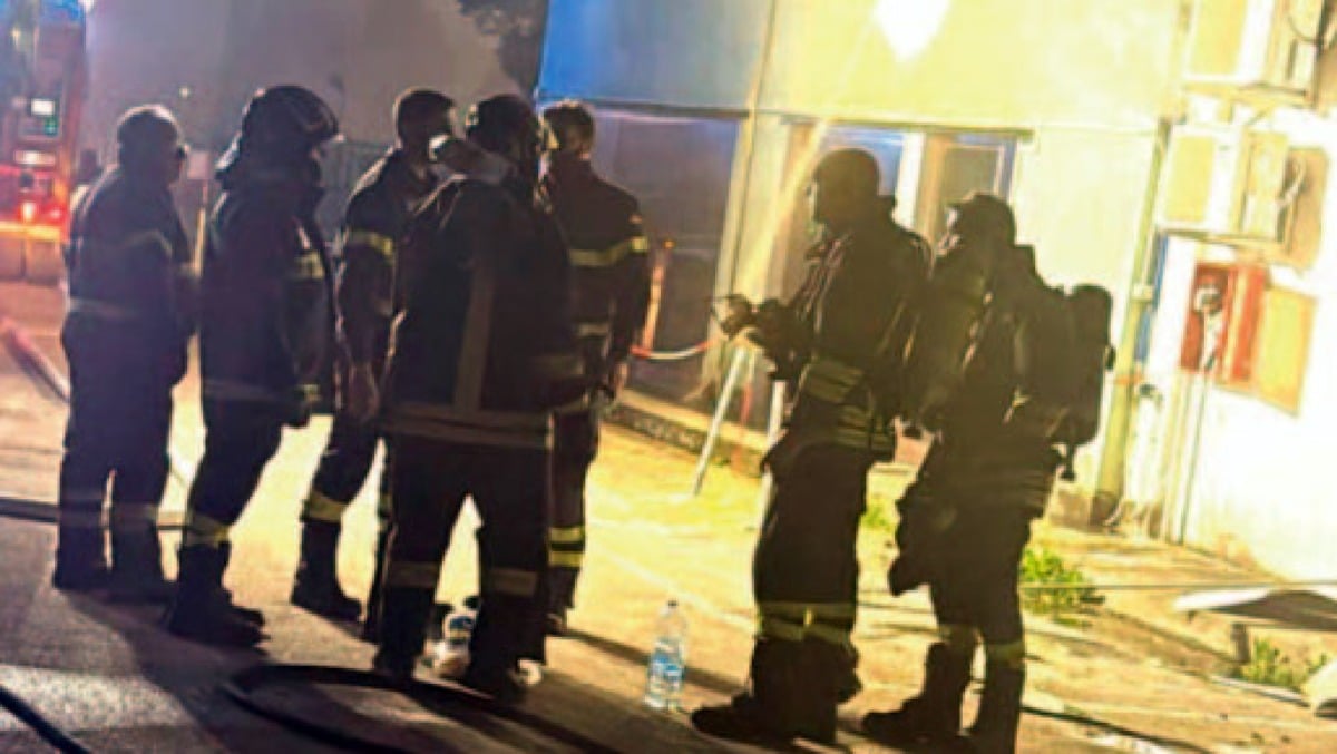 Capannone di un'azienda finisce in fiamme - 