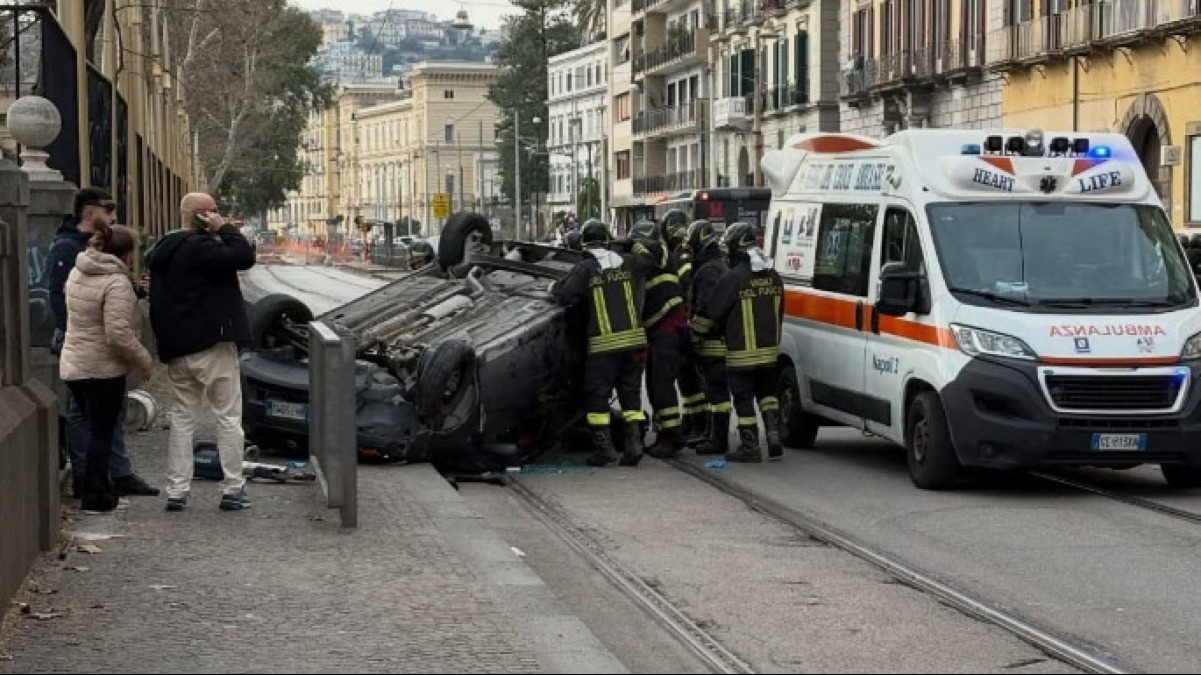 Auto si ribalta alla Riviera di Chiaia, muore il conducente - 
