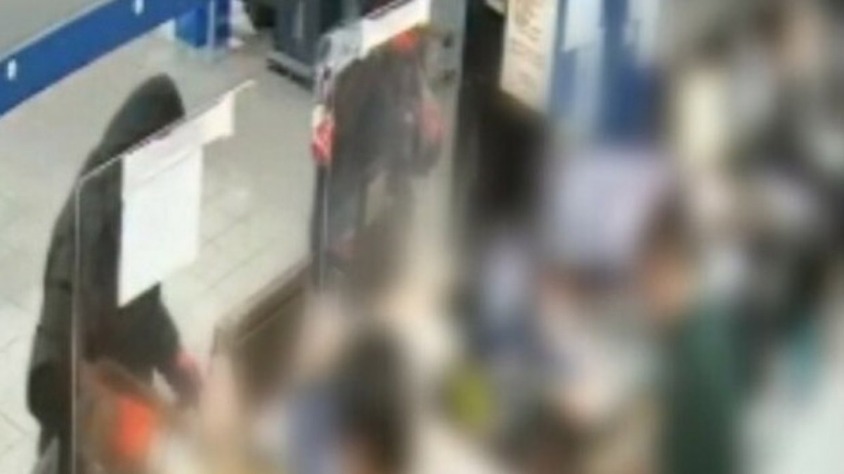 Vanno in trasferta e rapinano centro scommesse con l'aiuto della dipendente - 