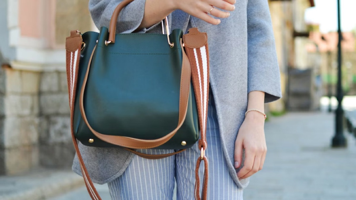 Ruba due costose borse alla fidanzata e le vende - 