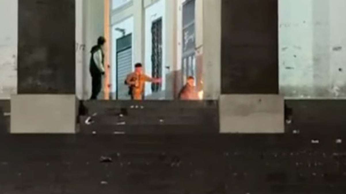Ragazzini appiccano il fuoco sotto al colonnato di Piazza del Plebiscito - 