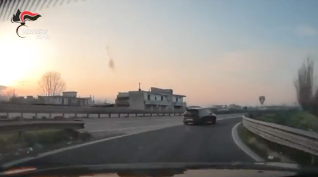 Due ragazzi arrestato dopo un lungo inseguimento ripreso in dashcam - 