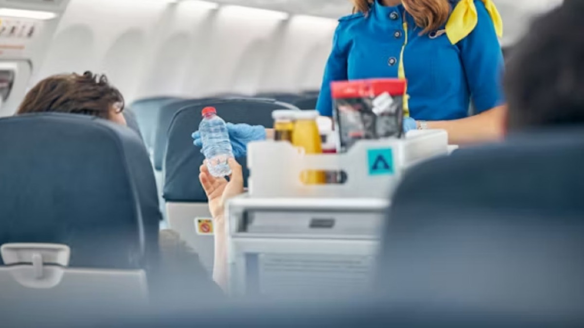 Hostess trasporta costosi gioielli fuorilegge sotto alla gonna - 