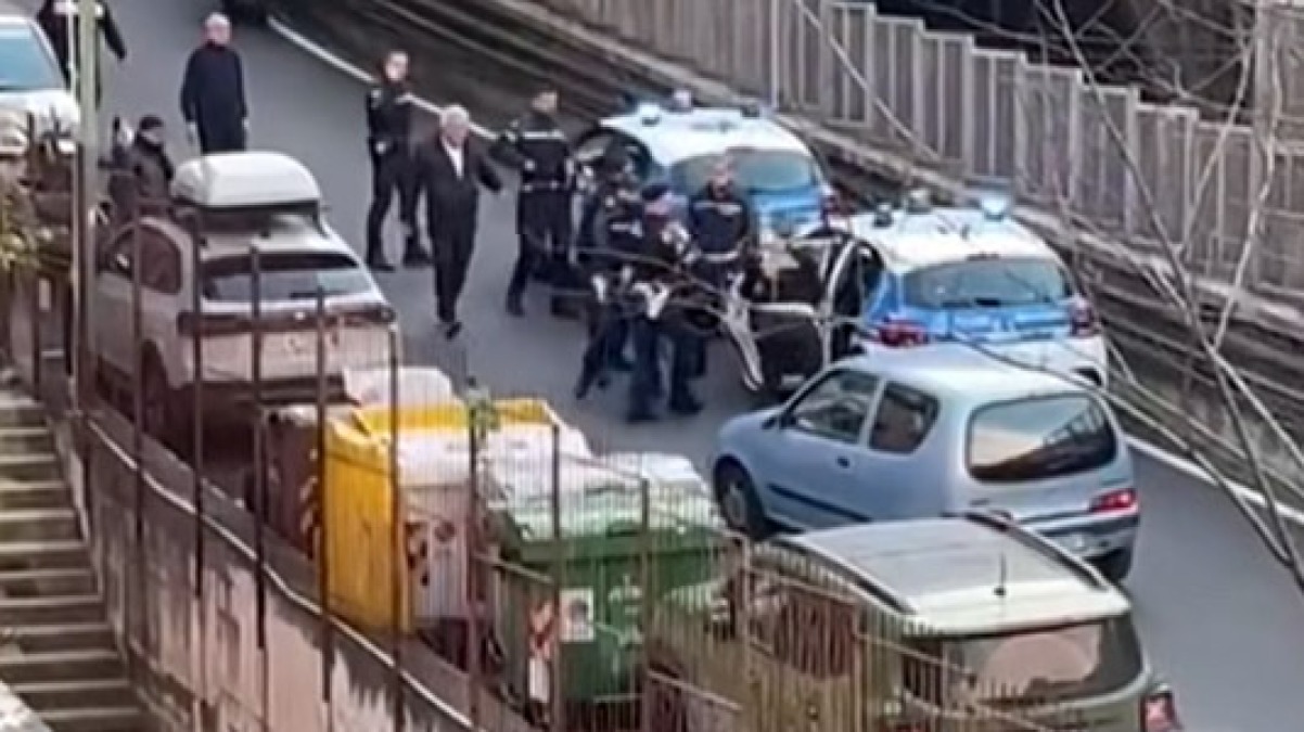 Tenta di aggredire una ragazzina in strada, scoppia il caos - 