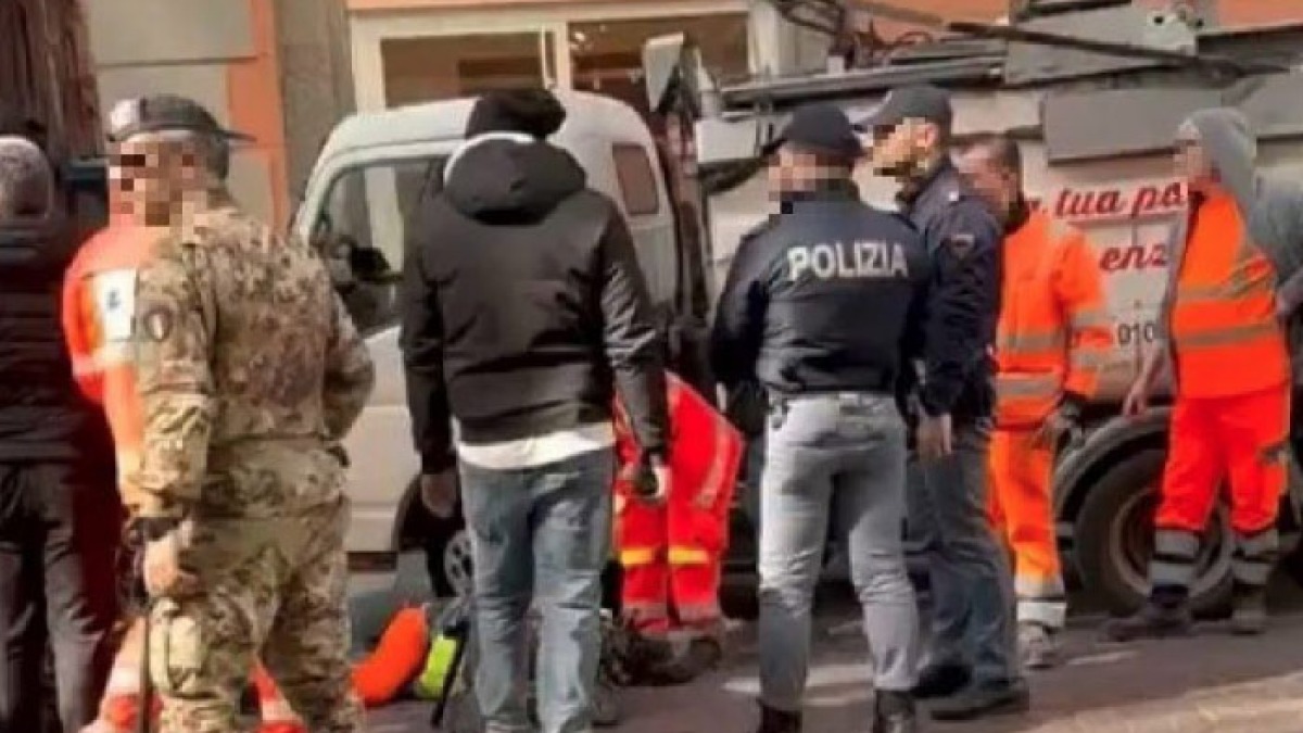 L'autista si sente male, camion dei rifiuti va a sbattere - 