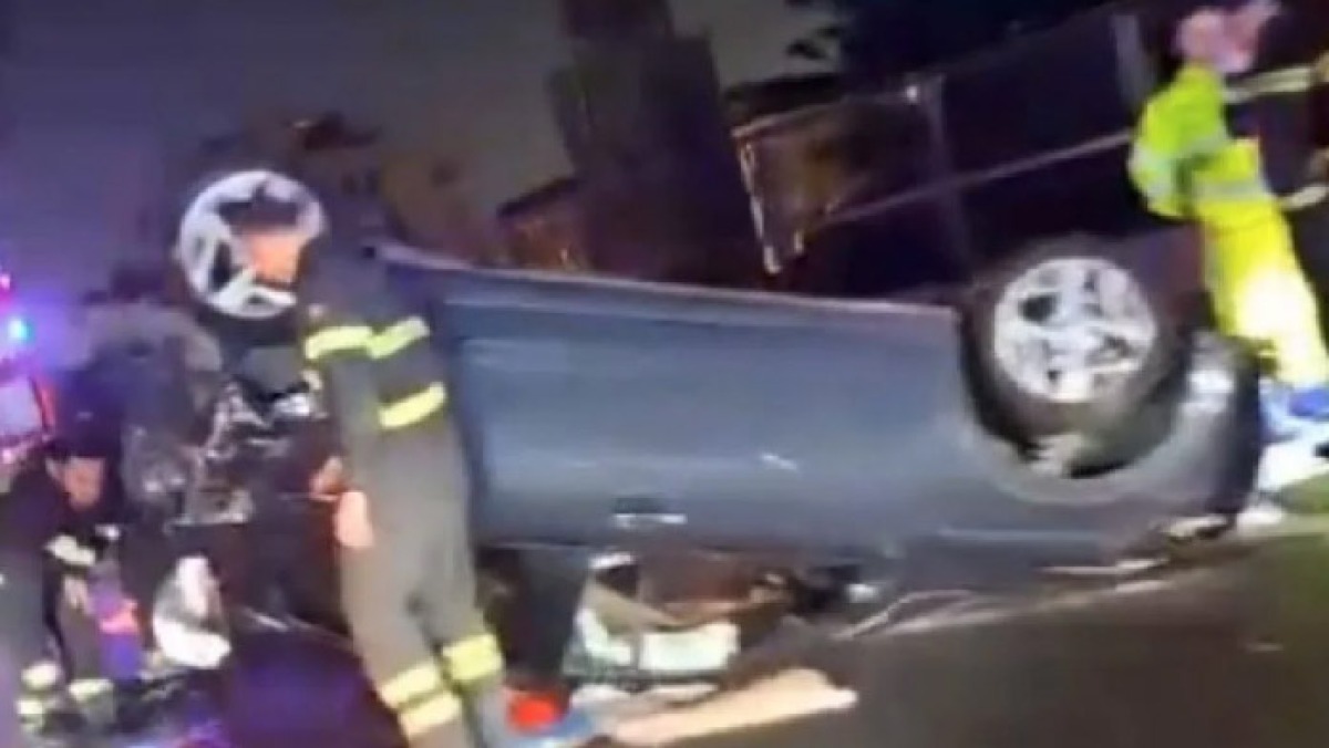 Due auto si ribaltano sulla Statale prima di accedere alla 268 - 