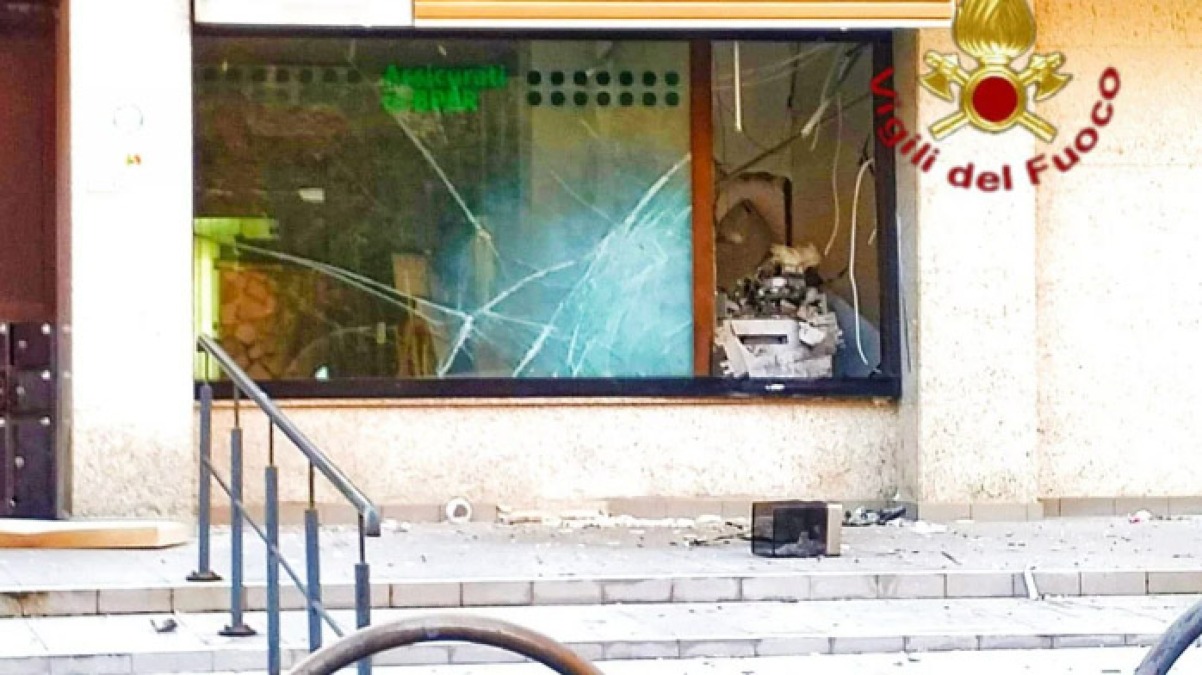 Salta il Bancomat, carica inesplosa fa evacuare l'area - 