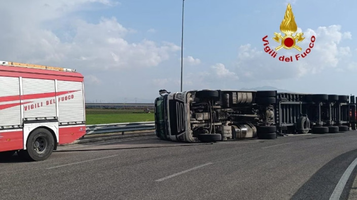Tir si ribalta al nuovo svincolo dell'A30 - 