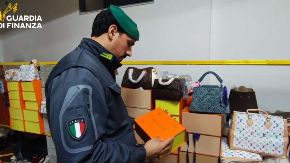 Scoperto centro commerciale del falso nei Paesi Vesuviani - 