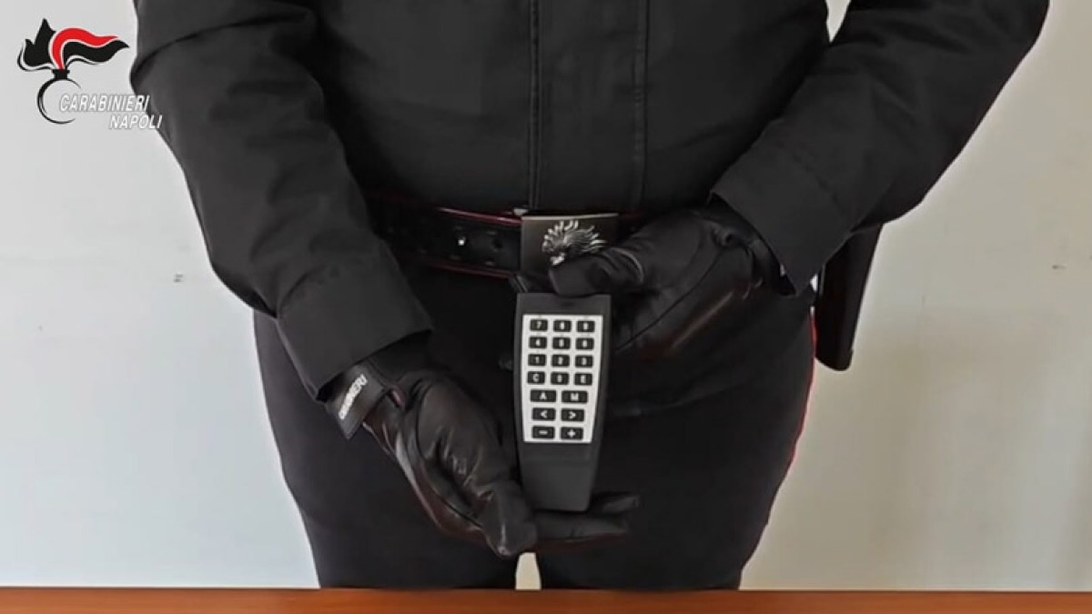 Usano un telecomando e rubano la benzina