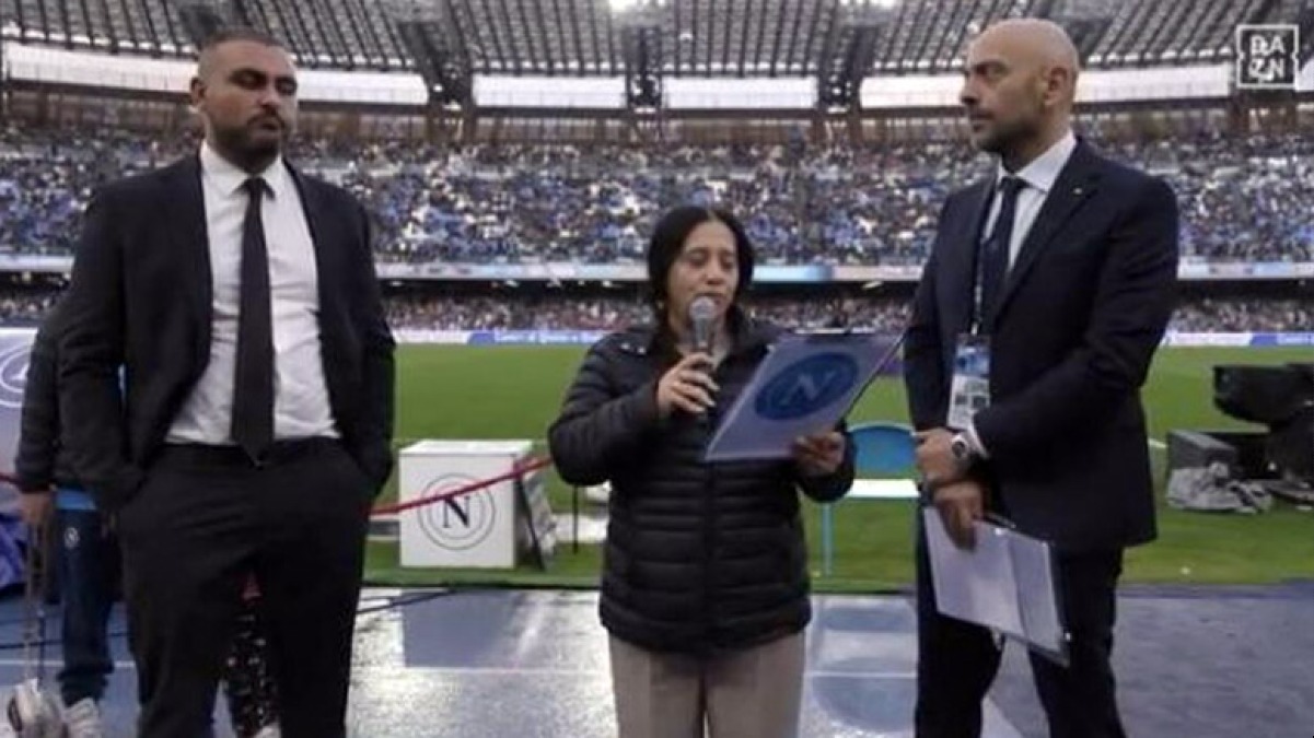 I genitori di Domenico al Maradona fanno commuovere i 50mila - 