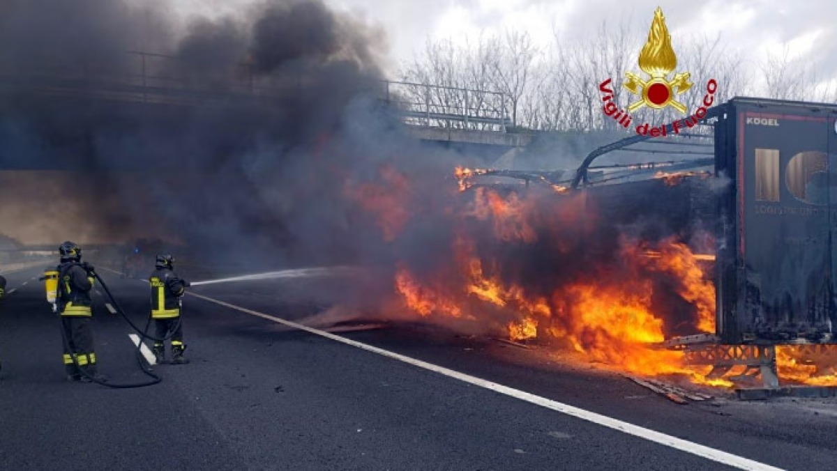 Tirato carico di legna brucia sull'A1 - 