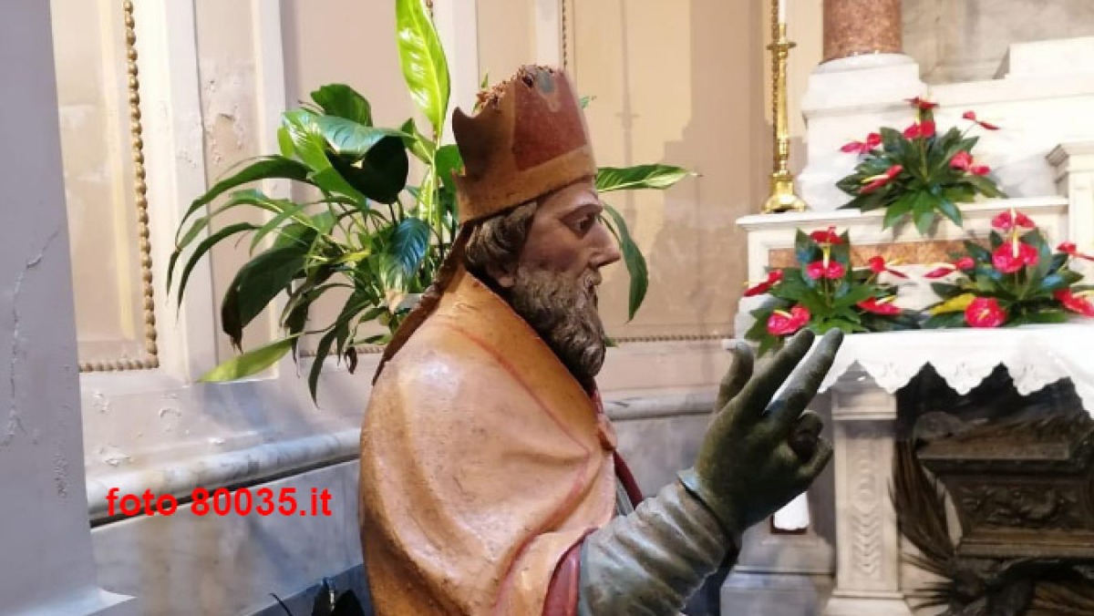 Donna danneggia la statua di San Paolino nel Duomo di Nola - 