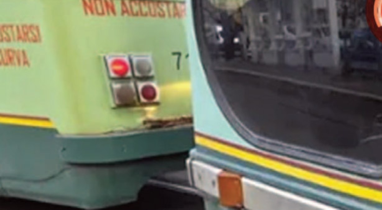 Paura in centro, si scontrano due tram - 