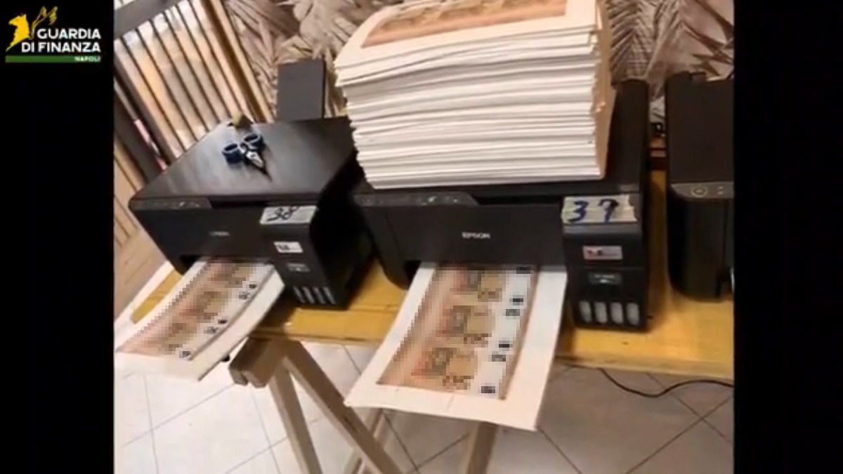 Banconote da 50 e 100 euro false, scoperta stamperia a Torre - 
