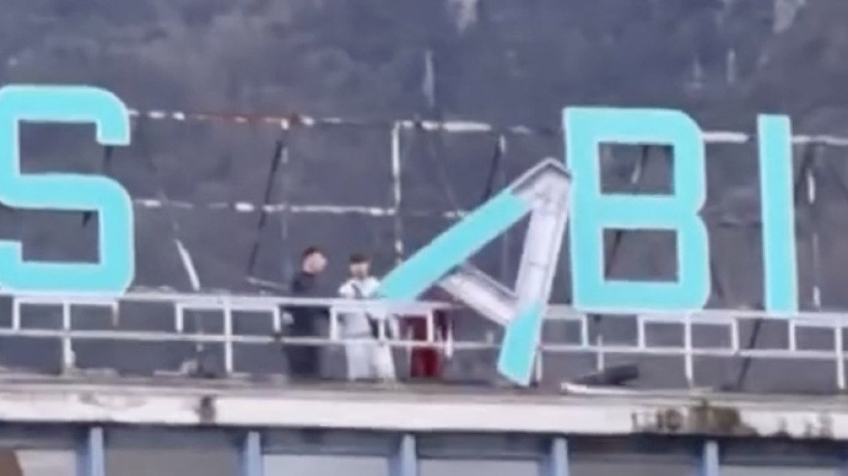 Ragazzini gettano giù l'insegna dell'Hotel delle Terme - 