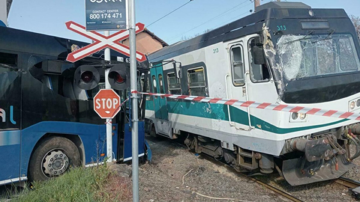 Autobus pieno di studenti si scontra con un treno al passaggio a livello - 