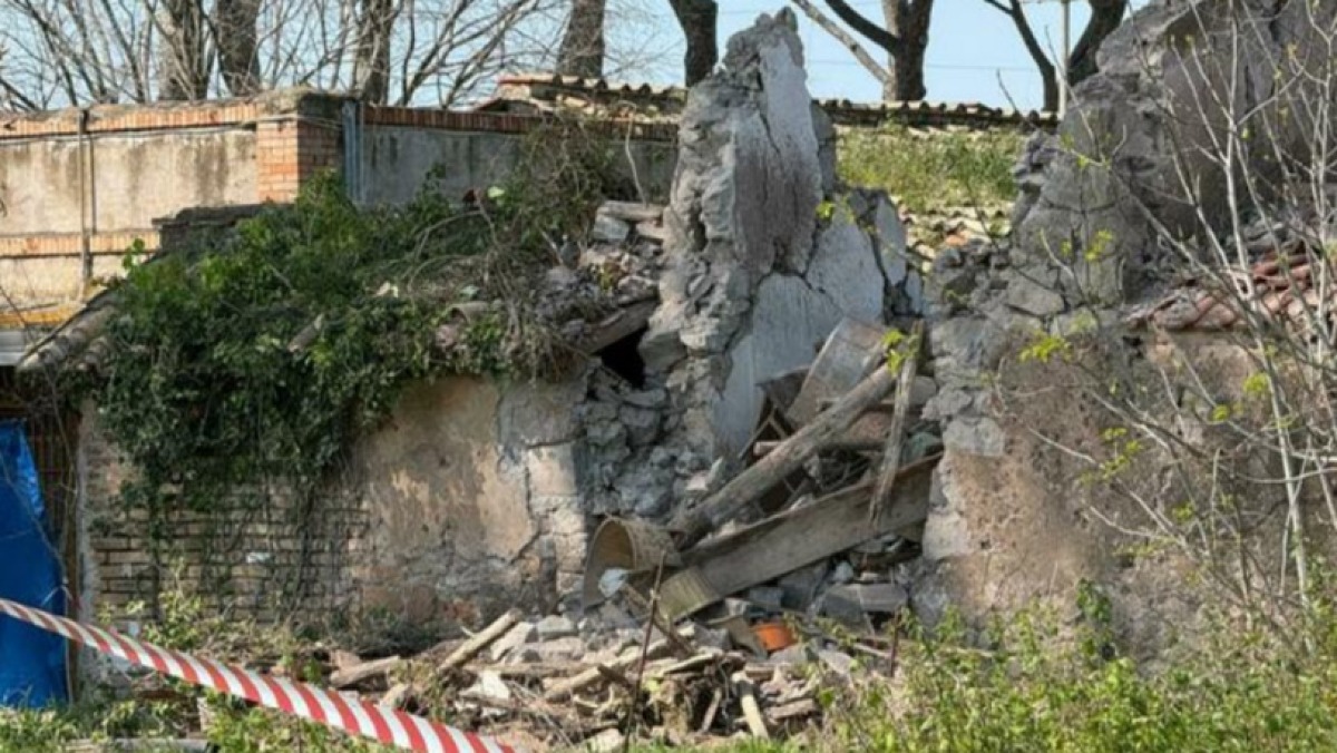 Crolla casolare, due morti sotto alle macerie - 