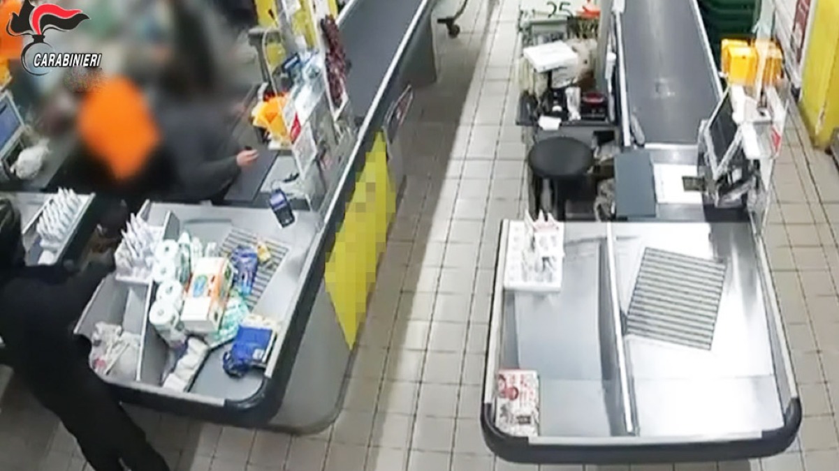 Rapina al supermercato e pistola puntata contro la cassiera - 