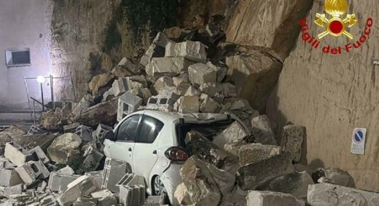 Crolla muro, auto sepolta - 