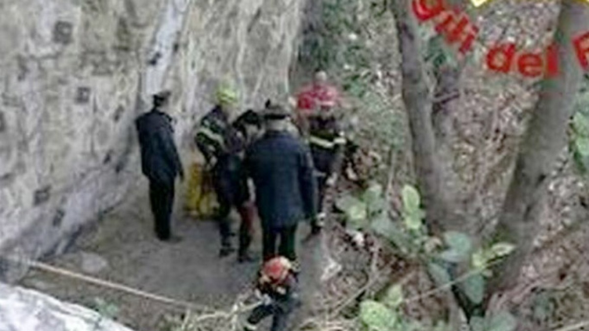 In bilico sul costone a Pozzano, salvato in extremis - 