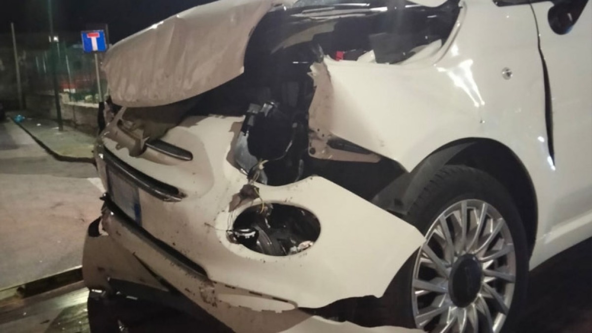 Si schianta con l'auto, una vittima nei Paesi Vesuviani - 